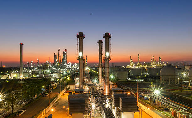 raffineria di petrolio a twilight - chemical refinery industry natural gas foto e immagini stock