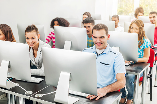 Large Group Of People Using Computer In A Computer Lab Stok Fotoğraflar ...