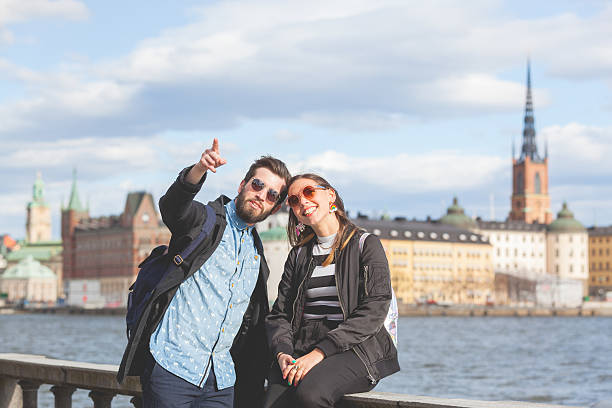 young hipster pareja visita a estocolmo. - couple old fashioned hipster holding hands fotografías e imágenes de stock