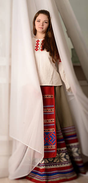 Giovane donna in abito nazionale slave bielorusso originale studio - foto stock