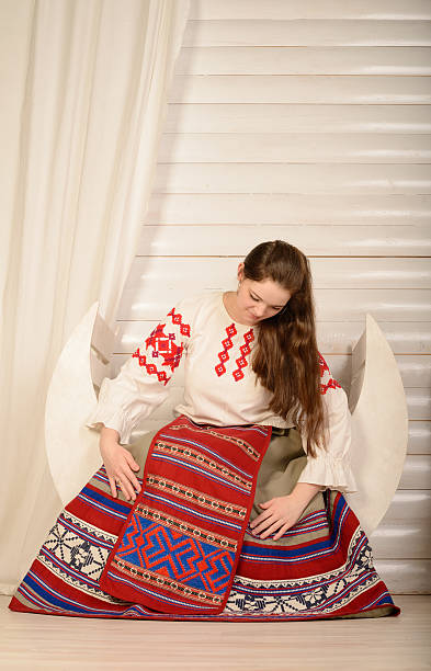 Giovane donna in abito nazionale slave bielorusso originale studio - foto stock