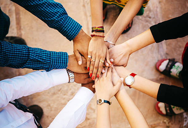 amis avec les mains - circle human hand friendship sign photos et images de collection