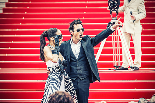 Pareja de celebridades en la alfombra roja de Cannes photo