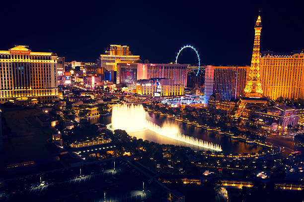 las vegas strip w nocy z bellagio fountain. - flamingo hilton zdjęcia i obrazy z banku zdjęć