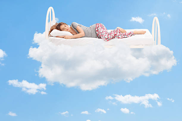 女性のベッドルームに、快適なベッドで、雲 - ベット 夢 ストックフォトと画像