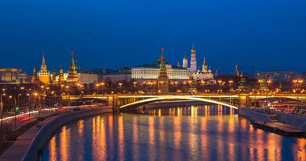 vista panoramica notturna del cremlino di mosca, russia - moscow russia russia river panoramic foto e immagini stock