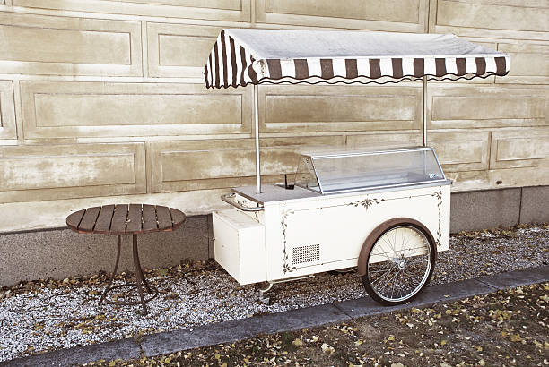 istock Old-fashioned icecream truck. 473718754