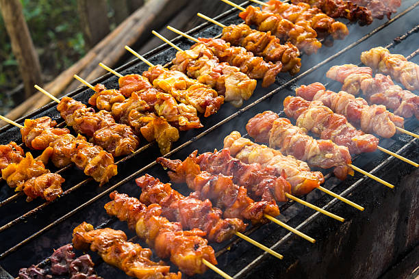 spiedino di pollo pezzi - asian culture barbecue chicken smoke foto e immagini stock