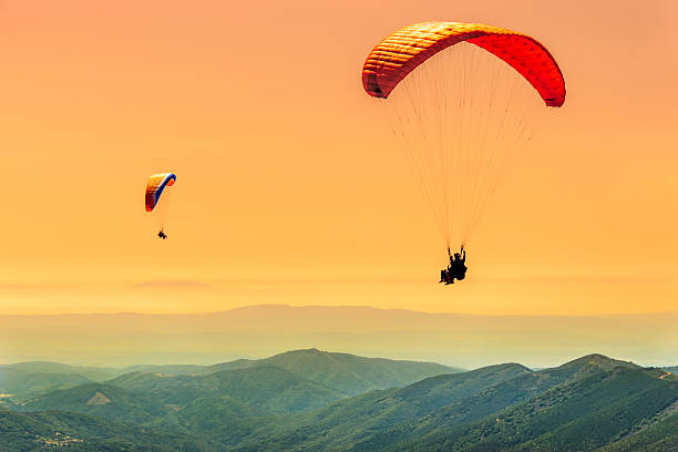 Duo paragliding flight paragliding flight paraglider stock pictures, royalty-free photos & images