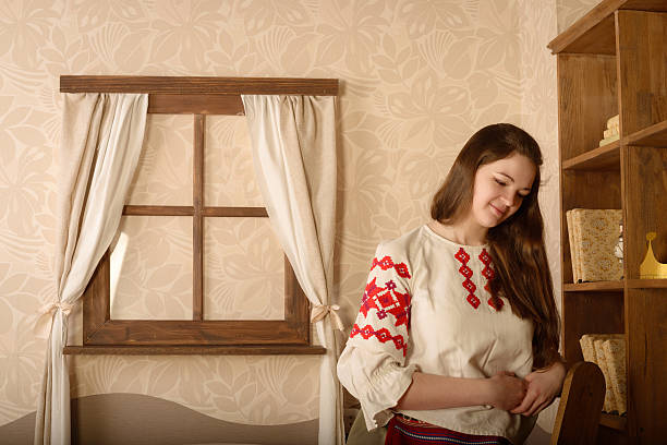 Giovane donna in abito nazionale slave bielorusso originale studio - foto stock