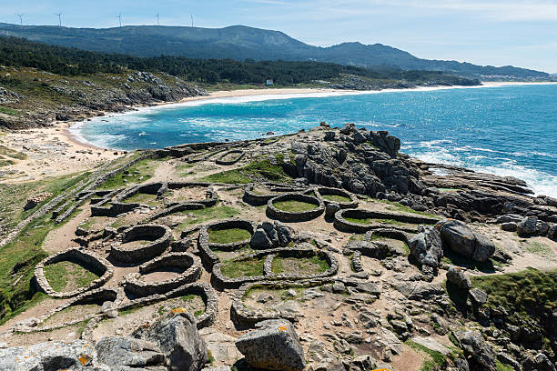 castro de baroña et l'océan atlantique en galice - castro photos et images de collection