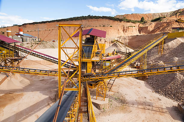 Gravel aggregate extraction - Gravel extraction of Aridos Machinery distribution and classification by size gravel quarry or gravel pit at outdoor - Gravel distribution and size sorting machinery in outdoor quarry or gravel pit rubber rocks stock pictures, royalty-free photos & images