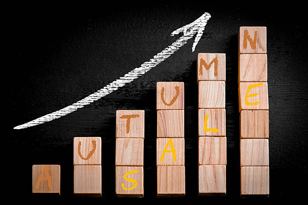 istock Message AUTUMN SALE on ascending arrow above bar graph 473763454