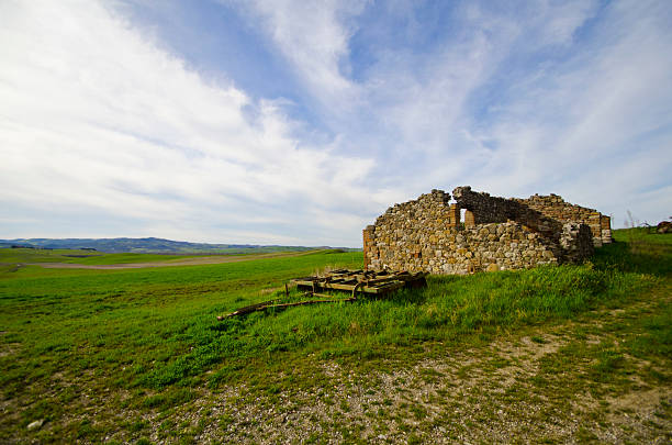 istock Ruins in grass fields Tuscany, Italy 473768334