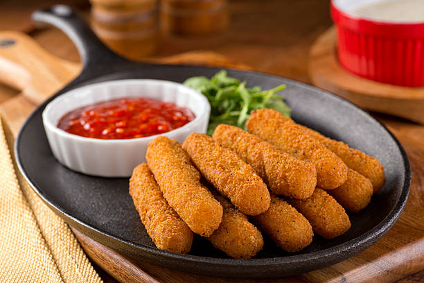 palitos de muçarela - mozzarella stick appetizer fried - fotografias e filmes do acervo