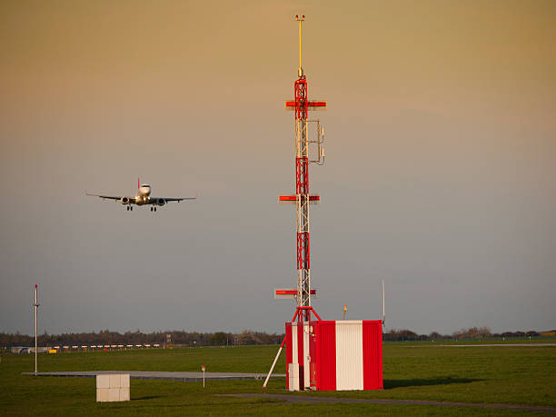 aeropuerto, torre de radio y tierra landing avión - air traffic control tower airport runway air travel fotografías e imágenes de stock