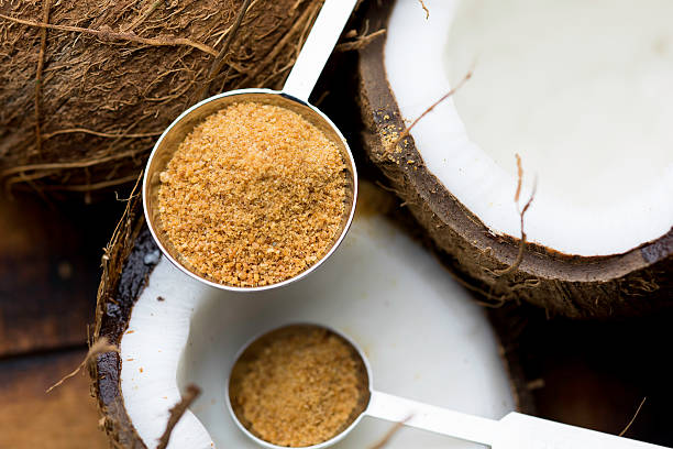 кокосовая пал�ьма в мерный ложки сахара - powdered coconut стоковые фото и изображения