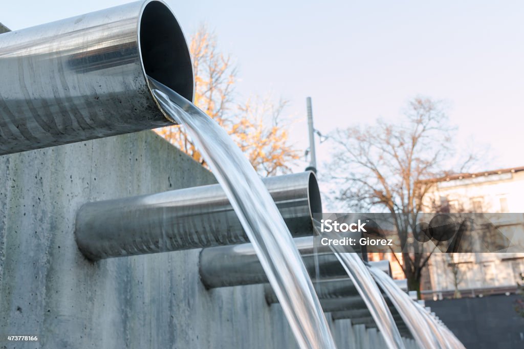 Wasser fließt aus Stahl Rohre - Lizenzfrei Wasser Stock-Foto