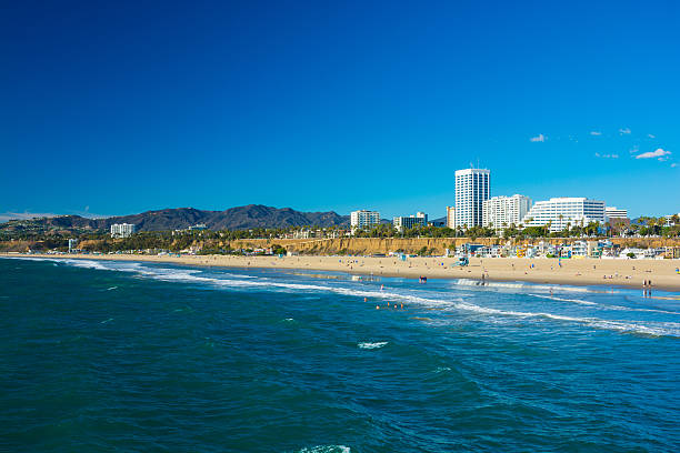 skyline von santa monica, strand (mit strandbesucher) und die berge - santa monica beach california house stock-fotos und bilder