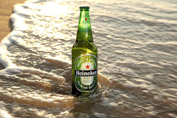 Heineken garrafa de cerveja - foto de acervo