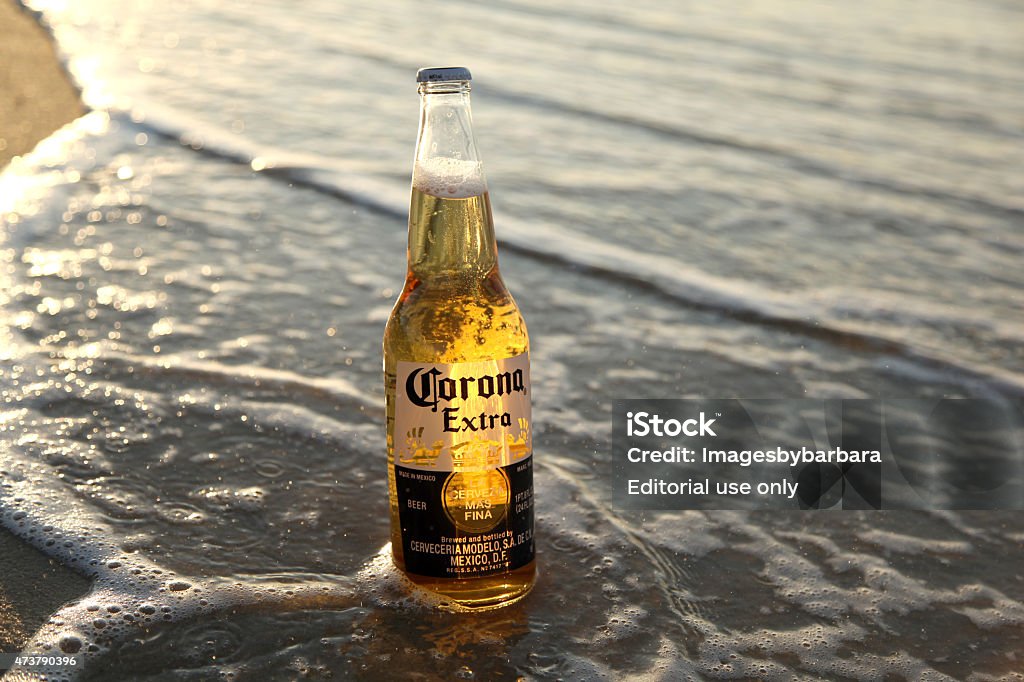 Corona Más Cerveza Foto de stock y más banco de imágenes de Corona - Marcas  comerciales - Corona - Marcas comerciales, Cerveza, Botella - iStock