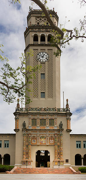 roosevelt torre com sino na universidade. - theodore roosevelt imagens e fotografias de stock