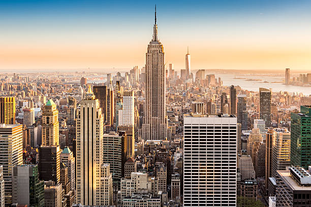 new york city skyline an einem sonnigen nachmittag - midtown manhattan stock-fotos und bilder