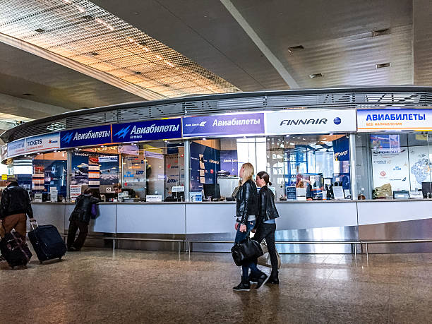 tickets büros von verschiedenen fluglinien am flughafen sheremetyevo, m - mobilestock editorial russia airport stock-fotos und bilder