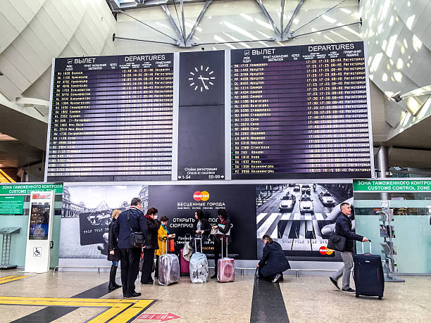 пассажиров и departures board в аэропорт шереметьево, москва - editorial moscow russia airport sign стоковые фото и изображения