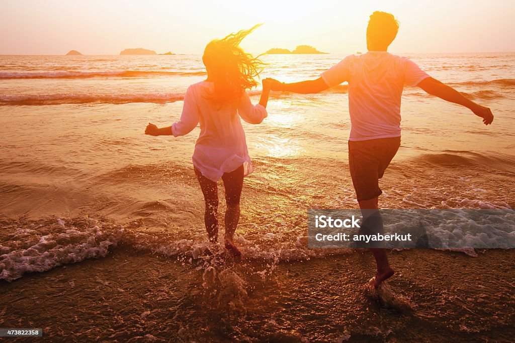 Feliz pareja en la playa - Foto de stock de Parejas libre de derechos