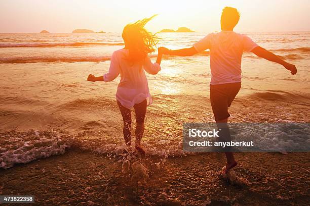 Feliz Pareja En La Playa Foto de stock y más banco de imágenes de Parejas - Parejas, Playa, Correr