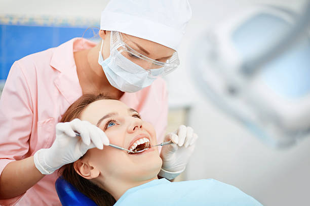 examinar los dientes - medical exam dental hygiene caucasian mask fotografías e imágenes de stock