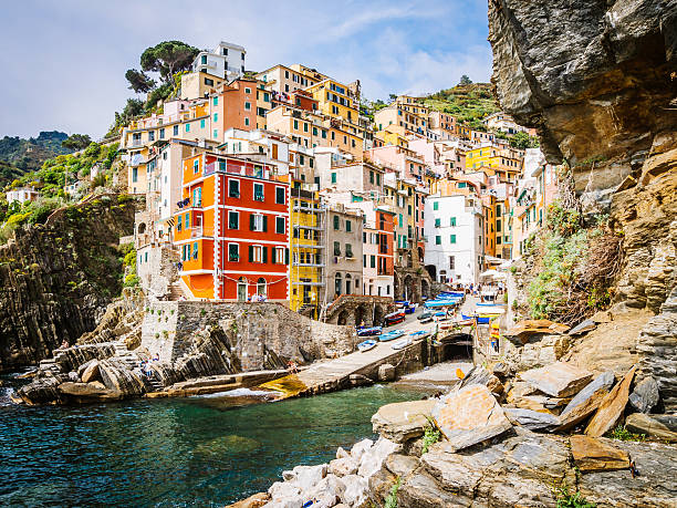 vista-riomaggiore cinque terre, italia - manarola foto e immagini stock