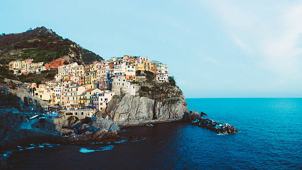 manarola vista al tramonto-vintage postcard - manarola foto e immagini stock