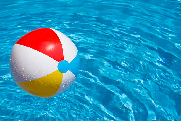 bola de praia festa em uma piscina de água azul - swimming pool party summer beach ball imagens e fotografias de stock