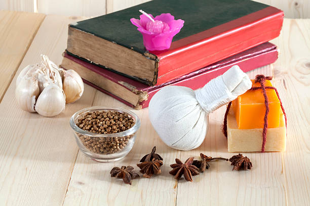 herbal ball spa und wellness-atmosphäre  - alternative medicine autumn spa treatment health spa stock-fotos und bilder