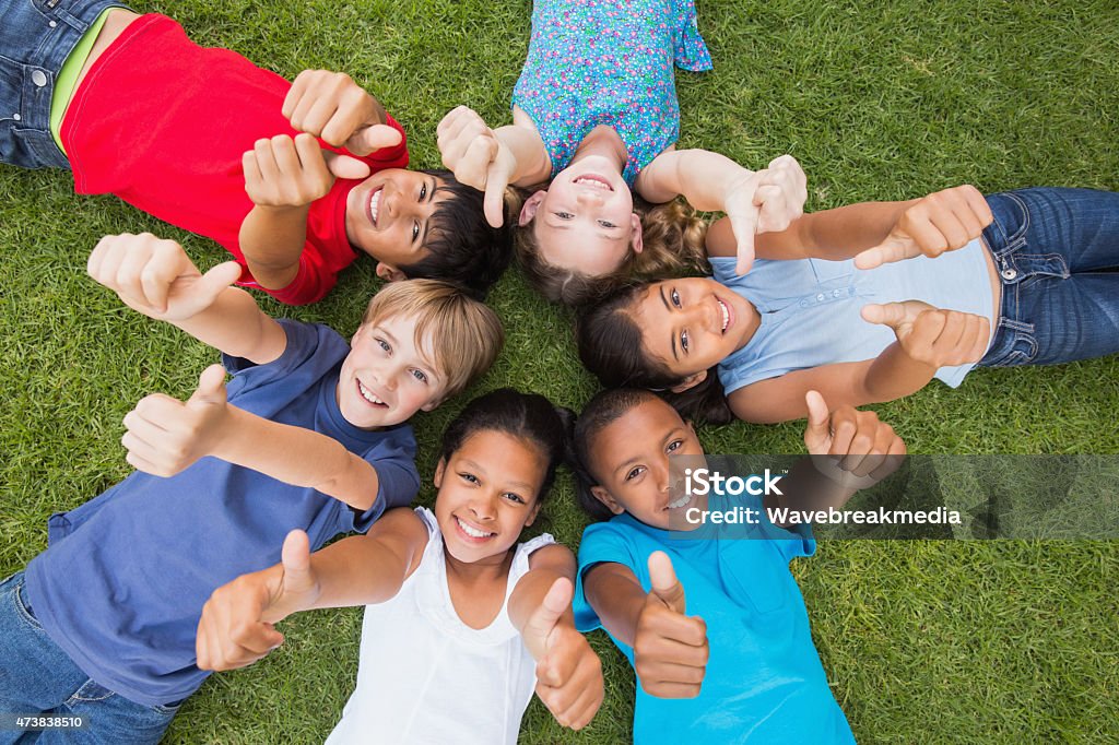 Felices amigos jugando en el parque - Foto de stock de Niño libre de derechos