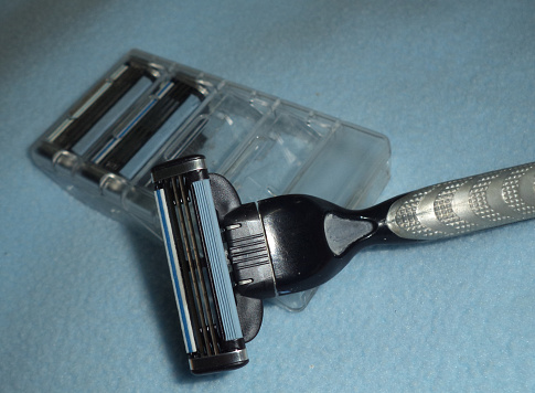 Shaving razor and blade cartridges pack