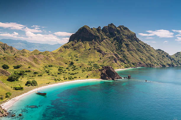 praia bay no parque nacional komodo, indonésia - labuanbajo - fotografias e filmes do acervo