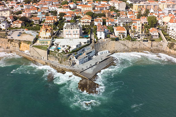 vue aérienne de la côte d'estoril, près de lisbonne, au portugal - birdview photos et images de collection