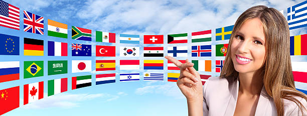 улыбающаяся женщина показывает international flags - national flag flag global communications sky стоковые фото и изображения
