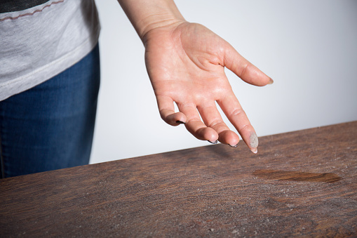 Primer plano de mujer dedo en polvo photo