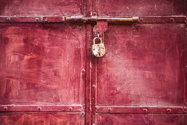 metal portão - lock door horror gate imagens e fotografias de stock