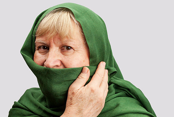 sênior mulher com lenço verde - headscarf islam senior adult east - fotografias e filmes do acervo