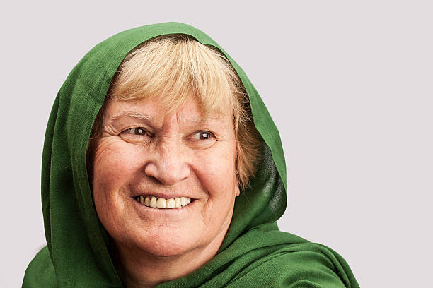 old yemenés sonrisas de mujer - headscarf islam senior adult east fotografías e imágenes de stock