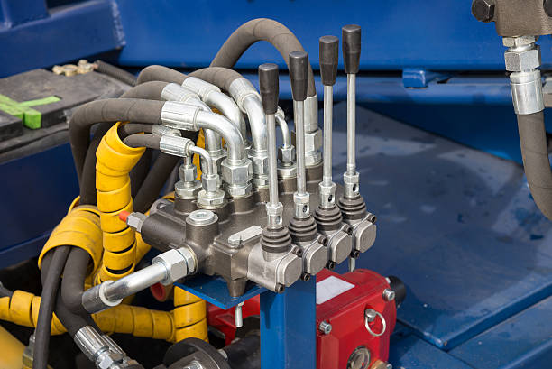 idraulico tubi, raccordi e leve su pannello di controllo di mechani - hydraulic platform hose oil industry industry foto e immagini stock
