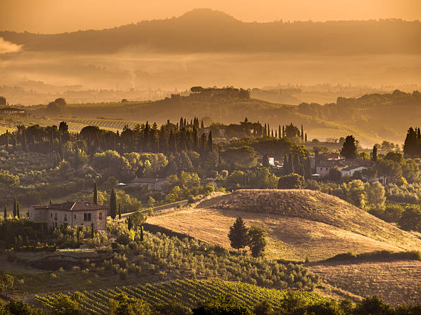 toscana, paesaggio panorama villaggio vicino a volterra - tuscany italy sunrise rural scene foto e immagini stock