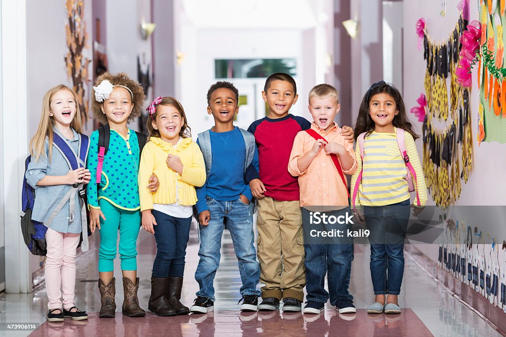 Grupo multirracial de niños en edad preescolar Corredor - Foto de stock de Niño libre de derechos