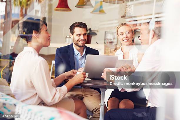 Foto de Reunião De Negócios Em Um Café e mais fotos de stock de Almoço de Negócios - Almoço de Negócios, Café - Casa de comes e bebes, Pequenas Empresas