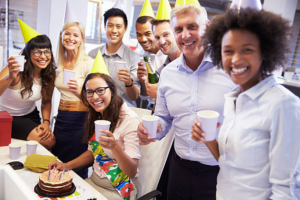 celebración de un colega de cumpleaños en la oficina - fiesta en la oficina fotografías e imágenes de stock